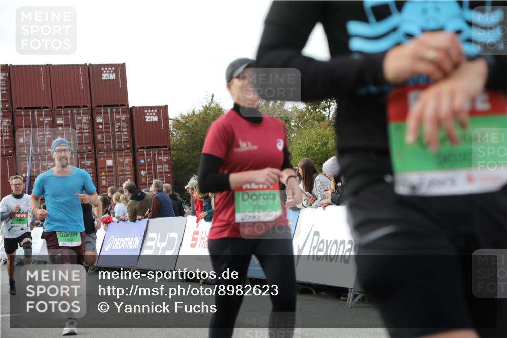 03.10.2025 - Köhlbrandbrückenlauf Yannick Fuchs http://msf.ph/oto/8982623 03.10.2025 16:05:17 Ziel 7201, 7207, 7403, 7422, 7473, 7643, 8099, 9421, 9422, 9475, 9592, 9627, 9690 meine-sportfotos.de