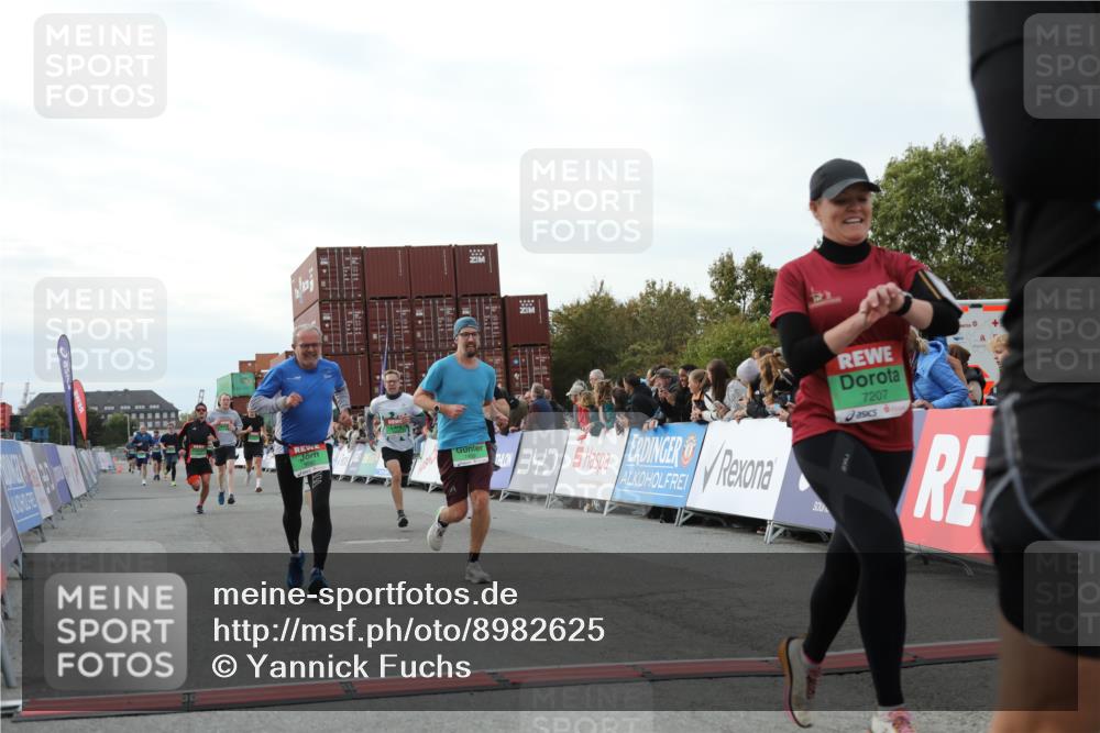 03.10.2025 - Köhlbrandbrückenlauf Yannick Fuchs http://msf.ph/oto/8982625 03.10.2025 16:05:17 Ziel 7201, 7207, 7403, 7422, 7473, 7643, 8099, 9421, 9422, 9475, 9592, 9627, 9690 meine-sportfotos.de