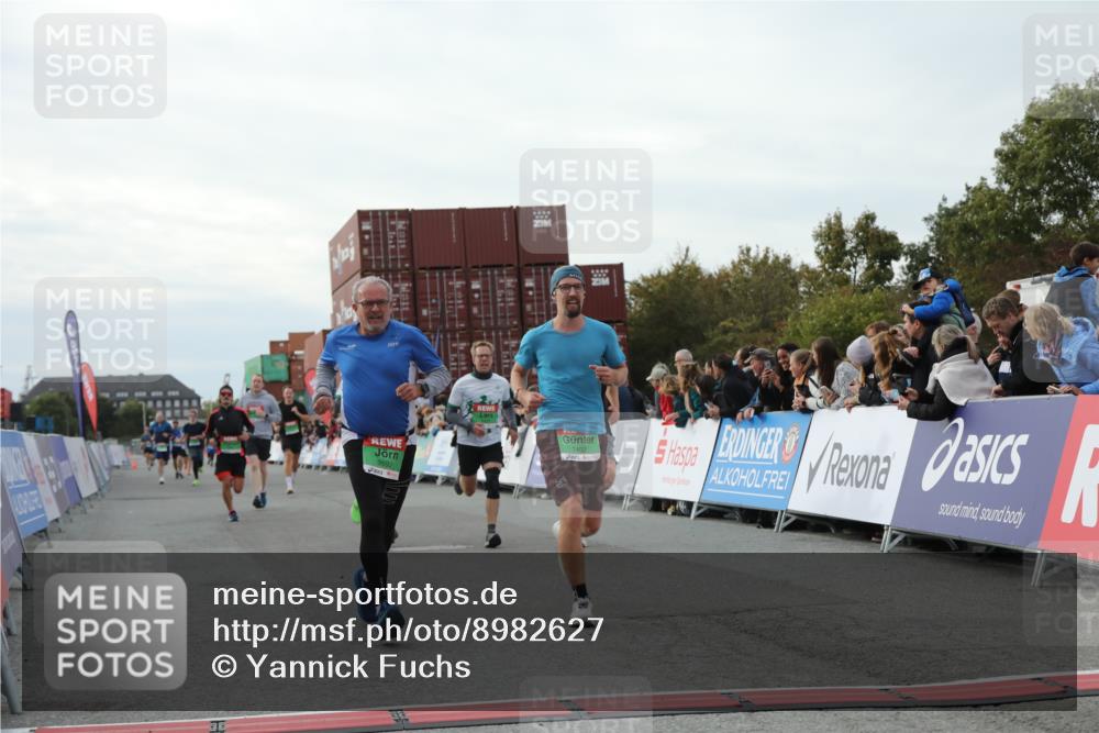 03.10.2025 - Köhlbrandbrückenlauf Yannick Fuchs http://msf.ph/oto/8982627 03.10.2025 16:05:17 Ziel 7201, 7207, 7403, 7422, 7473, 7643, 8099, 9421, 9422, 9475, 9592, 9627, 9690 meine-sportfotos.de