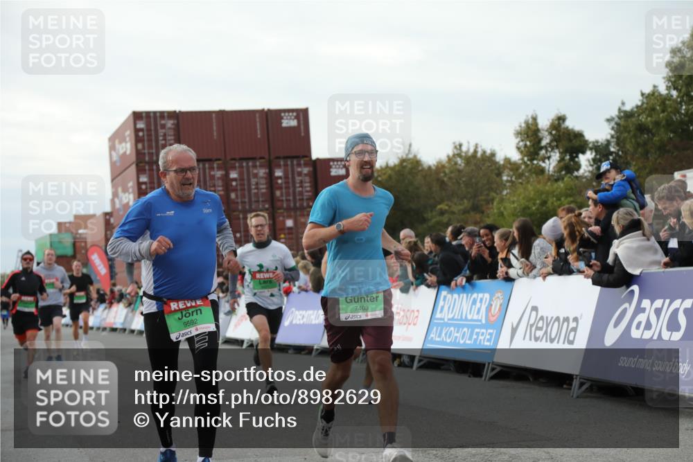 03.10.2025 - Köhlbrandbrückenlauf Yannick Fuchs http://msf.ph/oto/8982629 03.10.2025 16:05:18 Ziel 7207, 7403, 7422, 7473, 7643, 8099, 9421, 9422, 9475, 9592, 9627, 9690 meine-sportfotos.de
