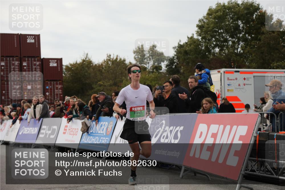 03.10.2025 - Köhlbrandbrückenlauf Yannick Fuchs http://msf.ph/oto/8982630 03.10.2025 15:48:54 Ziel 7009 meine-sportfotos.de
