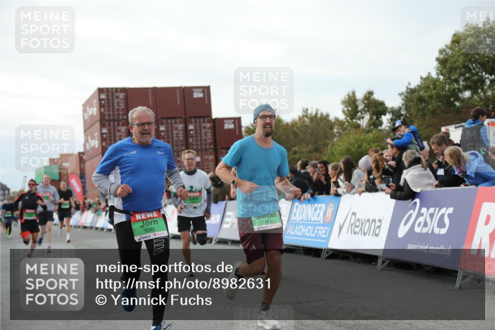 03.10.2025 - Köhlbrandbrückenlauf Yannick Fuchs http://msf.ph/oto/8982631 03.10.2025 16:05:18 Ziel 7207, 7403, 7422, 7473, 7643, 8099, 9421, 9422, 9475, 9592, 9627, 9690 meine-sportfotos.de