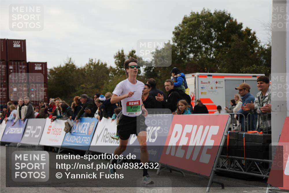 03.10.2025 - Köhlbrandbrückenlauf Yannick Fuchs http://msf.ph/oto/8982632 03.10.2025 15:48:54 Ziel 7009 meine-sportfotos.de