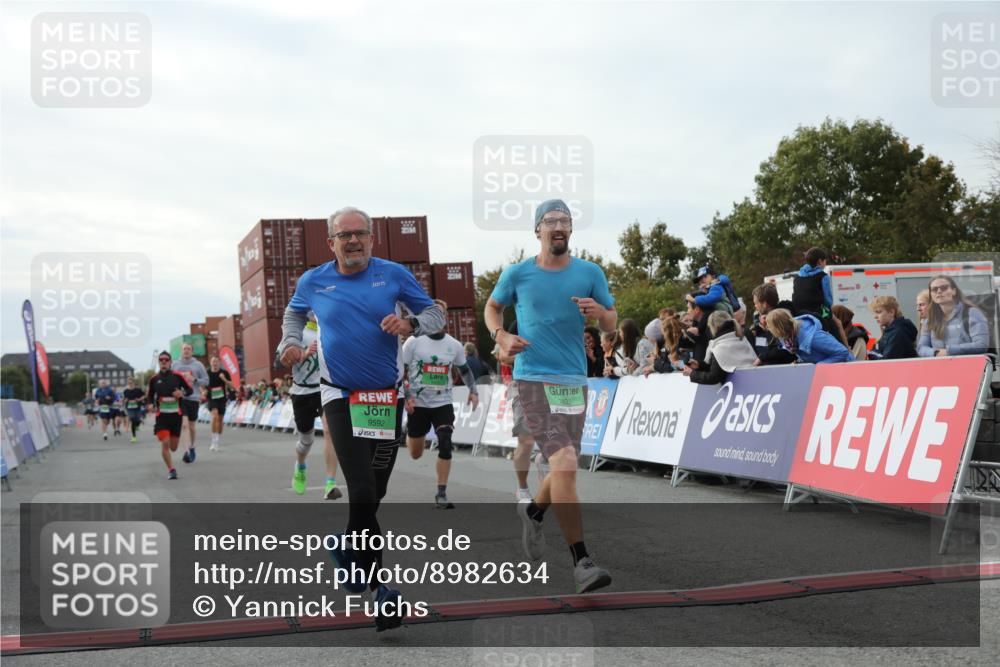03.10.2025 - Köhlbrandbrückenlauf Yannick Fuchs http://msf.ph/oto/8982634 03.10.2025 16:05:18 Ziel 7207, 7403, 7422, 7473, 7643, 8099, 9421, 9422, 9475, 9592, 9627, 9690 meine-sportfotos.de