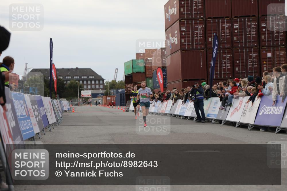03.10.2025 - Köhlbrandbrückenlauf Yannick Fuchs http://msf.ph/oto/8982643 03.10.2025 15:49:02 Ziel 7011, 9662 meine-sportfotos.de