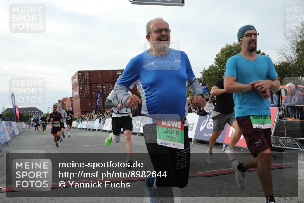 03.10.2025 - Köhlbrandbrückenlauf Yannick Fuchs http://msf.ph/oto/8982644 03.10.2025 16:05:19 Ziel 7207, 7403, 7422, 7473, 7643, 8099, 9421, 9422, 9475, 9592, 9627 meine-sportfotos.de