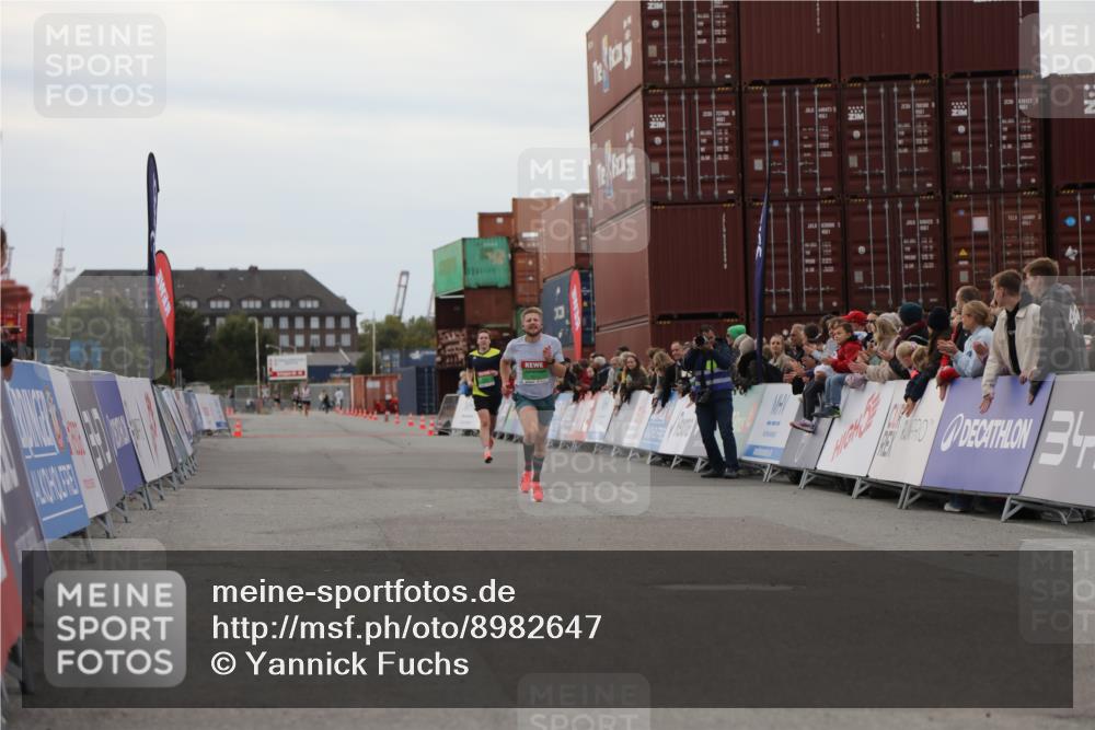 03.10.2025 - Köhlbrandbrückenlauf Yannick Fuchs http://msf.ph/oto/8982647 03.10.2025 15:49:02 Ziel 7011, 9662 meine-sportfotos.de