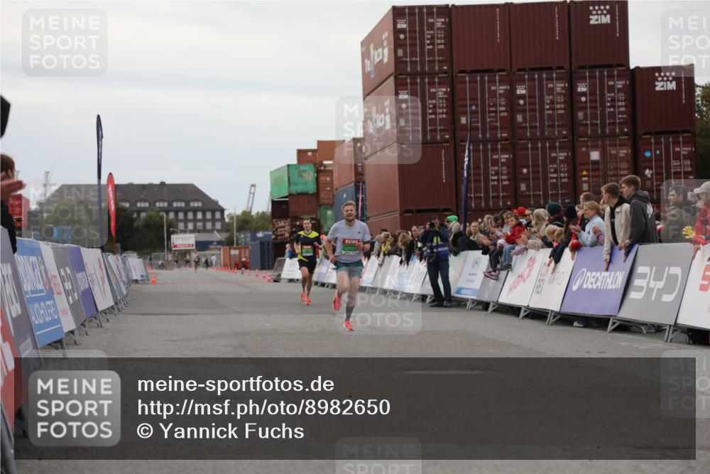 03.10.2025 - Köhlbrandbrückenlauf Yannick Fuchs http://msf.ph/oto/8982650 03.10.2025 15:49:03 Ziel 7011, 9662 meine-sportfotos.de