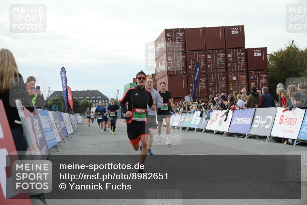 03.10.2025 - Köhlbrandbrückenlauf Yannick Fuchs http://msf.ph/oto/8982651 03.10.2025 16:05:20 Ziel 7207, 7403, 7422, 7473, 7643, 8099, 9127, 9421, 9422, 9475, 9592, 9627 meine-sportfotos.de