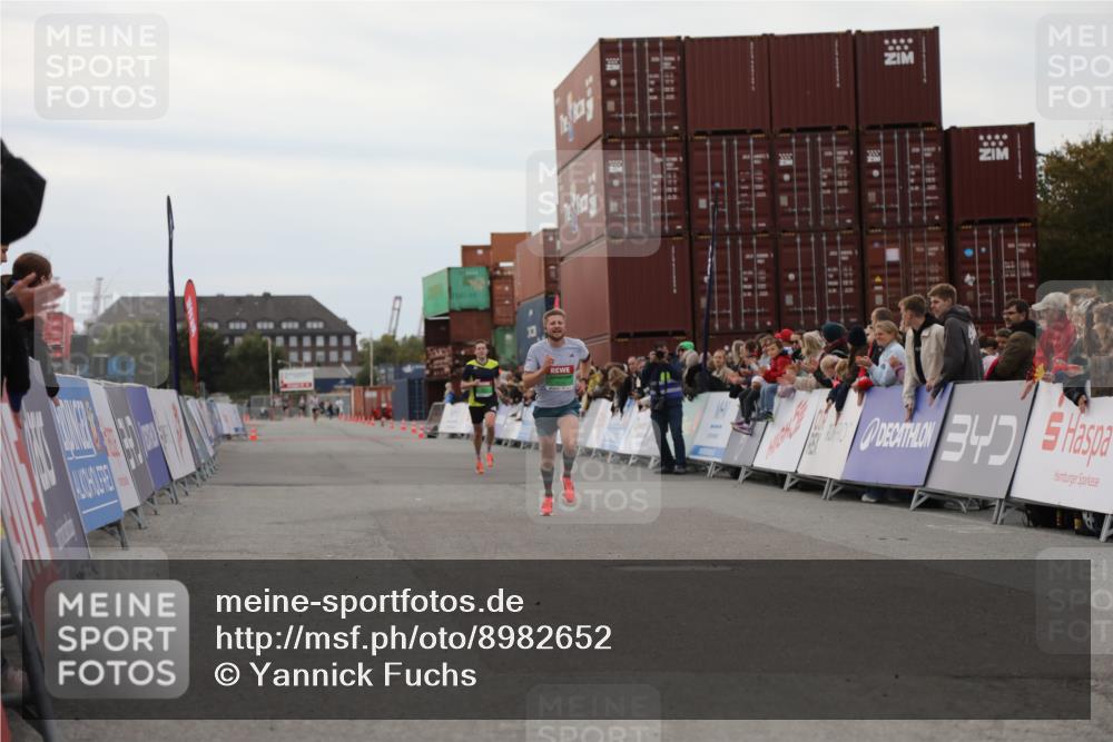 03.10.2025 - Köhlbrandbrückenlauf Yannick Fuchs http://msf.ph/oto/8982652 03.10.2025 15:49:03 Ziel 7011, 9662 meine-sportfotos.de