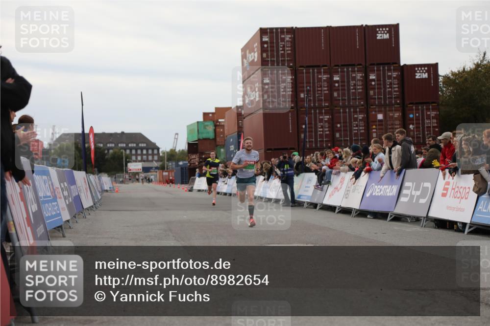 03.10.2025 - Köhlbrandbrückenlauf Yannick Fuchs http://msf.ph/oto/8982654 03.10.2025 15:49:03 Ziel 7011, 9662 meine-sportfotos.de