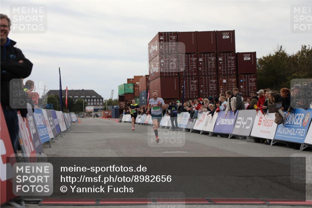 03.10.2025 - Köhlbrandbrückenlauf Yannick Fuchs http://msf.ph/oto/8982656 03.10.2025 15:49:03 Ziel 7011, 9662 meine-sportfotos.de