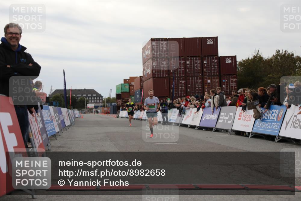 03.10.2025 - Köhlbrandbrückenlauf Yannick Fuchs http://msf.ph/oto/8982658 03.10.2025 15:49:04 Ziel 7011, 9662 meine-sportfotos.de