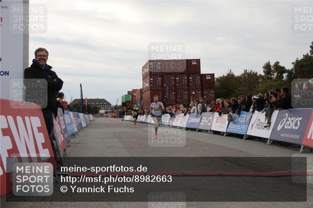 03.10.2025 - Köhlbrandbrückenlauf Yannick Fuchs http://msf.ph/oto/8982663 03.10.2025 15:49:04 Ziel 7011, 9662 meine-sportfotos.de