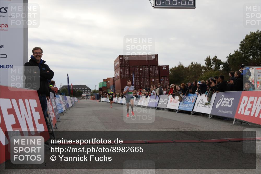 03.10.2025 - Köhlbrandbrückenlauf Yannick Fuchs http://msf.ph/oto/8982665 03.10.2025 15:49:04 Ziel 7011, 9662 meine-sportfotos.de