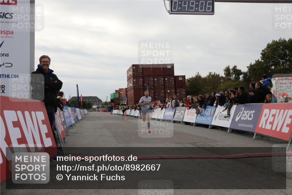 03.10.2025 - Köhlbrandbrückenlauf Yannick Fuchs http://msf.ph/oto/8982667 03.10.2025 15:49:04 Ziel 7011, 9662 meine-sportfotos.de