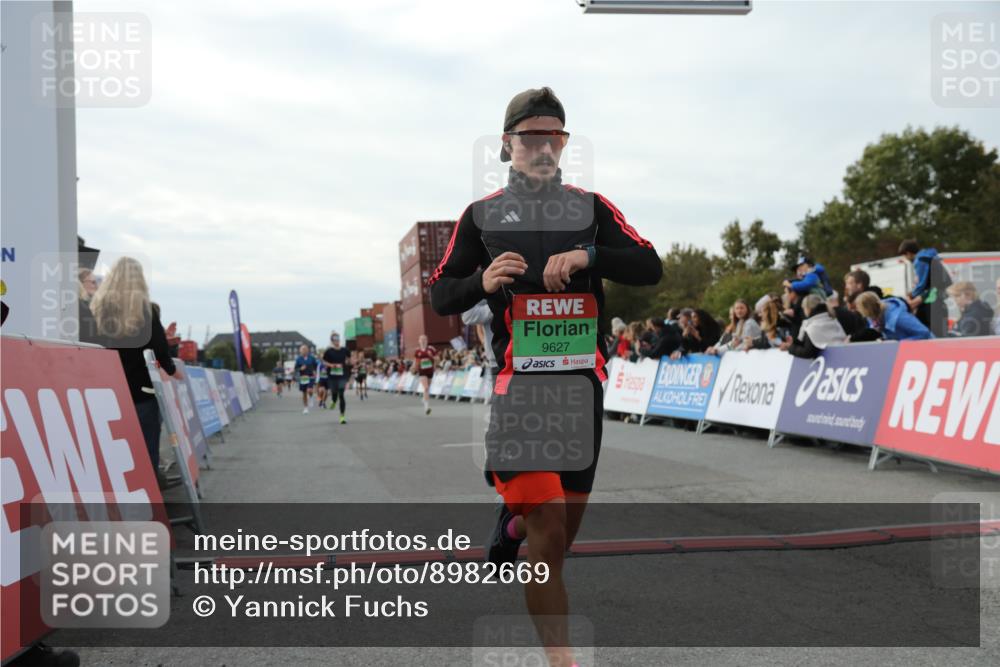 03.10.2025 - Köhlbrandbrückenlauf Yannick Fuchs http://msf.ph/oto/8982669 03.10.2025 16:05:22 Ziel 7241, 7422, 7473, 7643, 8099, 9127, 9421, 9422, 9475, 9499, 9627 meine-sportfotos.de