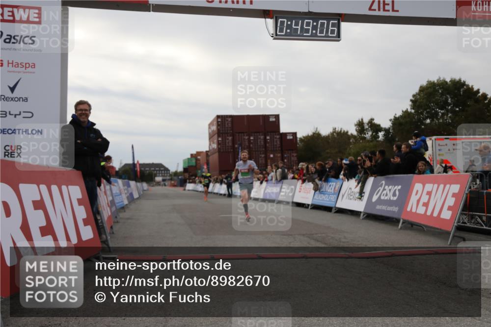 03.10.2025 - Köhlbrandbrückenlauf Yannick Fuchs http://msf.ph/oto/8982670 03.10.2025 15:49:05 Ziel 7011, 9662 meine-sportfotos.de
