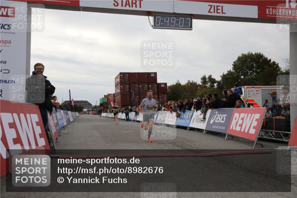 03.10.2025 - Köhlbrandbrückenlauf Yannick Fuchs http://msf.ph/oto/8982676 03.10.2025 15:49:05 Ziel 7011, 9662 meine-sportfotos.de