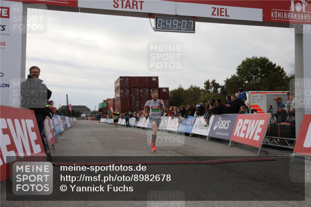 03.10.2025 - Köhlbrandbrückenlauf Yannick Fuchs http://msf.ph/oto/8982678 03.10.2025 15:49:05 Ziel 7011, 9662 meine-sportfotos.de