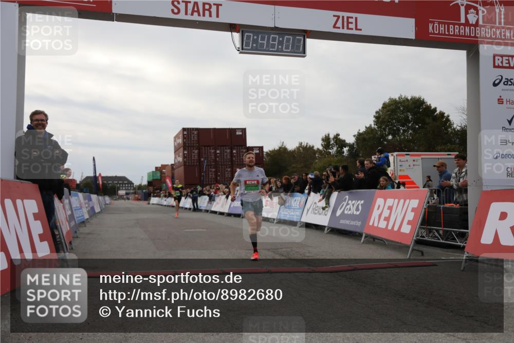 03.10.2025 - Köhlbrandbrückenlauf Yannick Fuchs http://msf.ph/oto/8982680 03.10.2025 15:49:05 Ziel 7011, 9662 meine-sportfotos.de