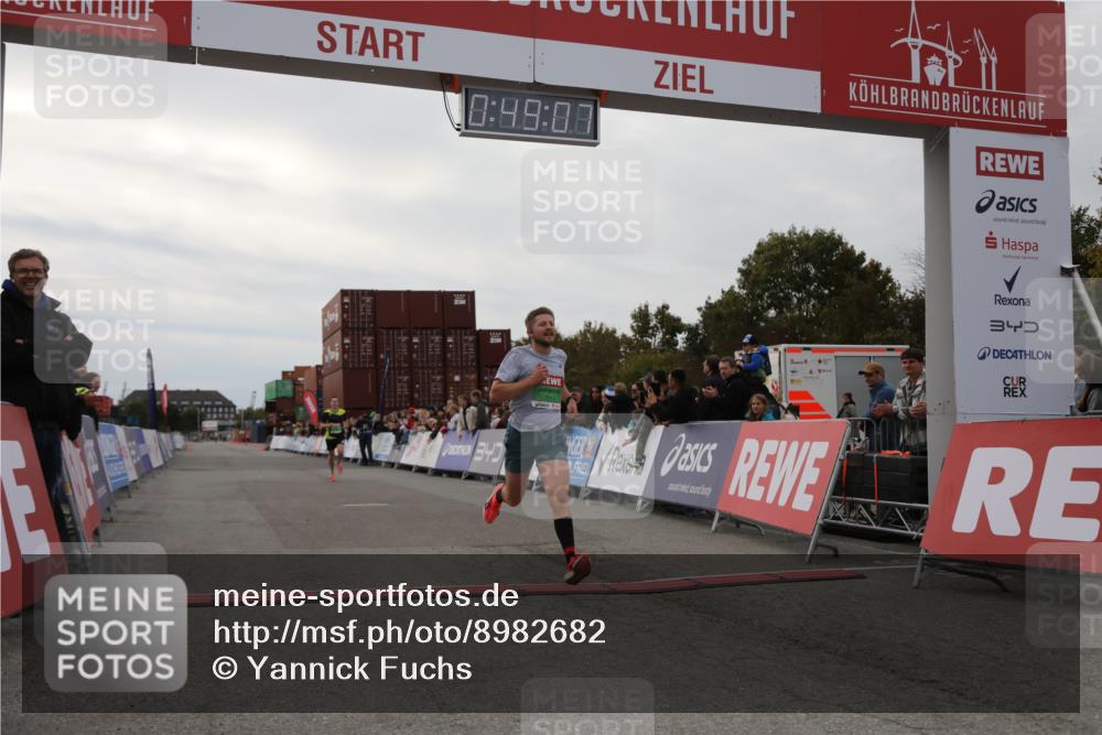 03.10.2025 - Köhlbrandbrückenlauf Yannick Fuchs http://msf.ph/oto/8982682 03.10.2025 15:49:06 Ziel 7011, 9662 meine-sportfotos.de