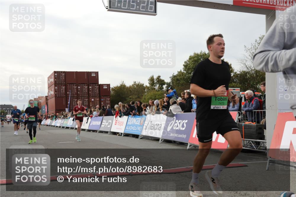 03.10.2025 - Köhlbrandbrückenlauf Yannick Fuchs http://msf.ph/oto/8982683 03.10.2025 16:05:24 Ziel 7241, 7473, 7643, 8099, 8199, 9127, 9475, 9499, 9627, 9669 meine-sportfotos.de