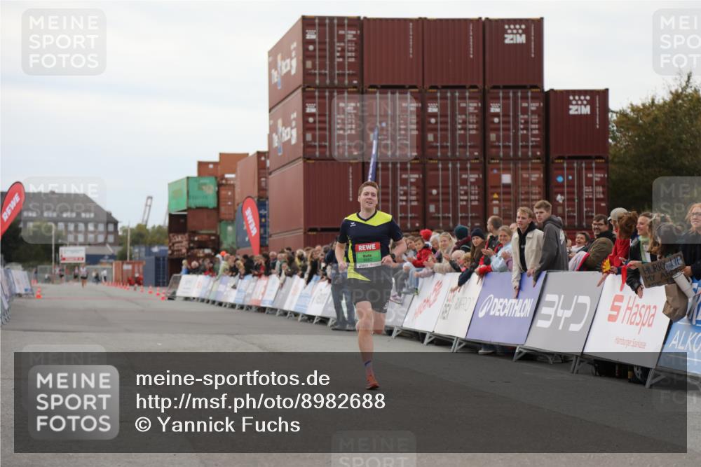 03.10.2025 - Köhlbrandbrückenlauf Yannick Fuchs http://msf.ph/oto/8982688 03.10.2025 15:49:07 Ziel 7011, 9662 meine-sportfotos.de