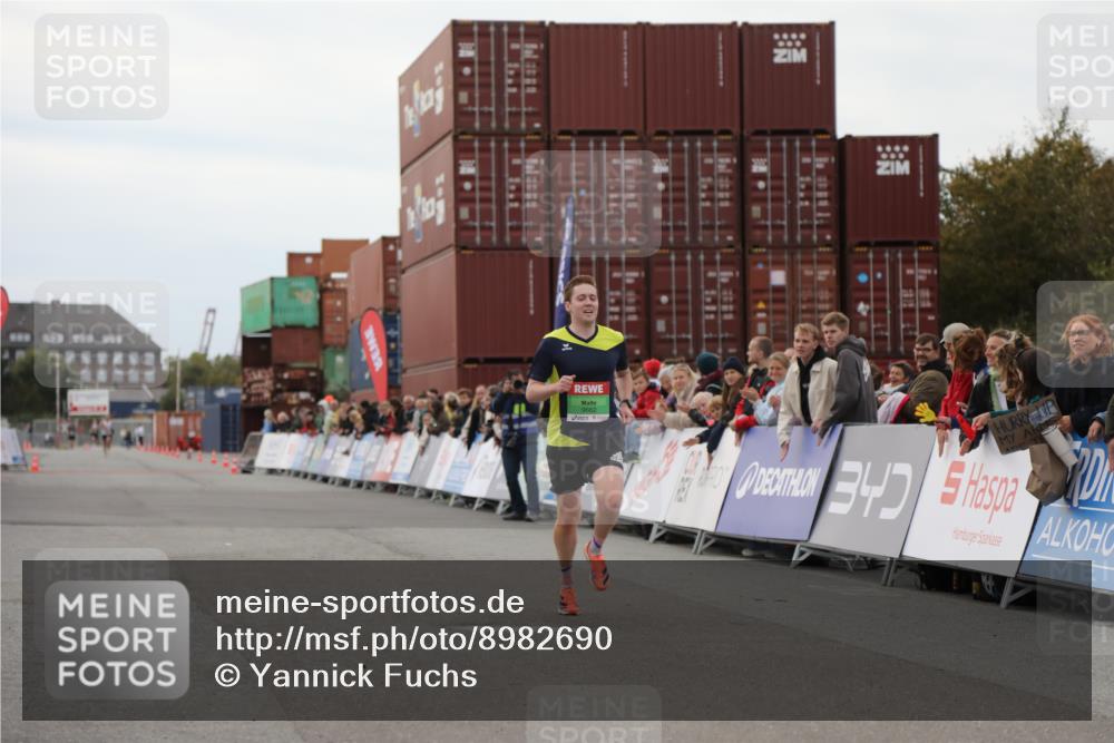 03.10.2025 - Köhlbrandbrückenlauf Yannick Fuchs http://msf.ph/oto/8982690 03.10.2025 15:49:07 Ziel 7011, 9662 meine-sportfotos.de