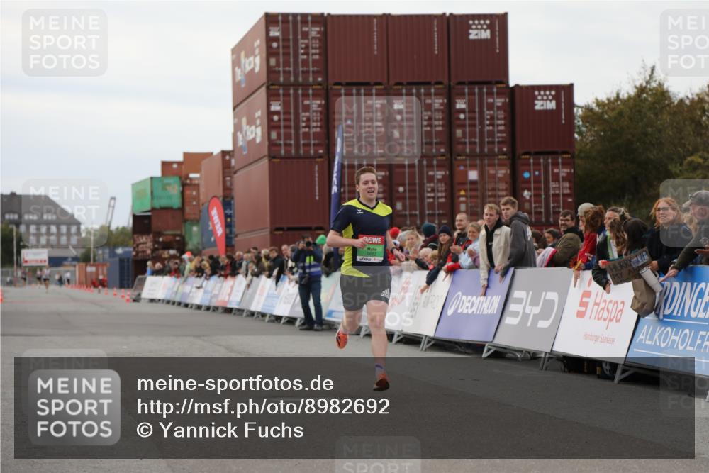 03.10.2025 - Köhlbrandbrückenlauf Yannick Fuchs http://msf.ph/oto/8982692 03.10.2025 15:49:07 Ziel 7011, 9662 meine-sportfotos.de
