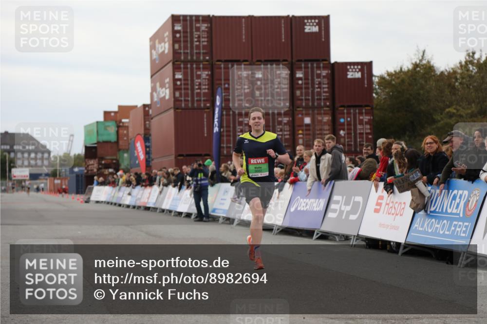 03.10.2025 - Köhlbrandbrückenlauf Yannick Fuchs http://msf.ph/oto/8982694 03.10.2025 15:49:07 Ziel 7011, 9662 meine-sportfotos.de