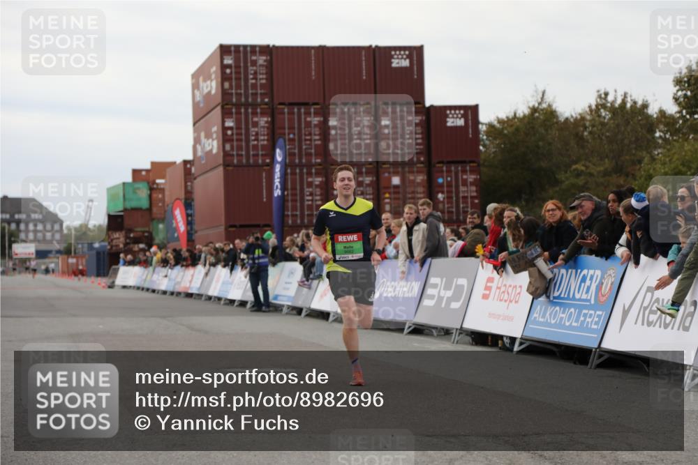 03.10.2025 - Köhlbrandbrückenlauf Yannick Fuchs http://msf.ph/oto/8982696 03.10.2025 15:49:08 Ziel 7011, 9662 meine-sportfotos.de