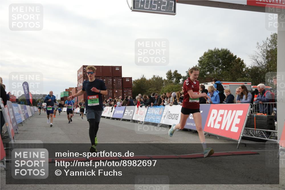03.10.2025 - Köhlbrandbrückenlauf Yannick Fuchs http://msf.ph/oto/8982697 03.10.2025 16:05:26 Ziel 7241, 7473, 7643, 8099, 8199, 9127, 9299, 9475, 9499, 9669 meine-sportfotos.de