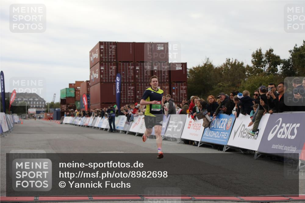 03.10.2025 - Köhlbrandbrückenlauf Yannick Fuchs http://msf.ph/oto/8982698 03.10.2025 15:49:08 Ziel 7011, 9662 meine-sportfotos.de