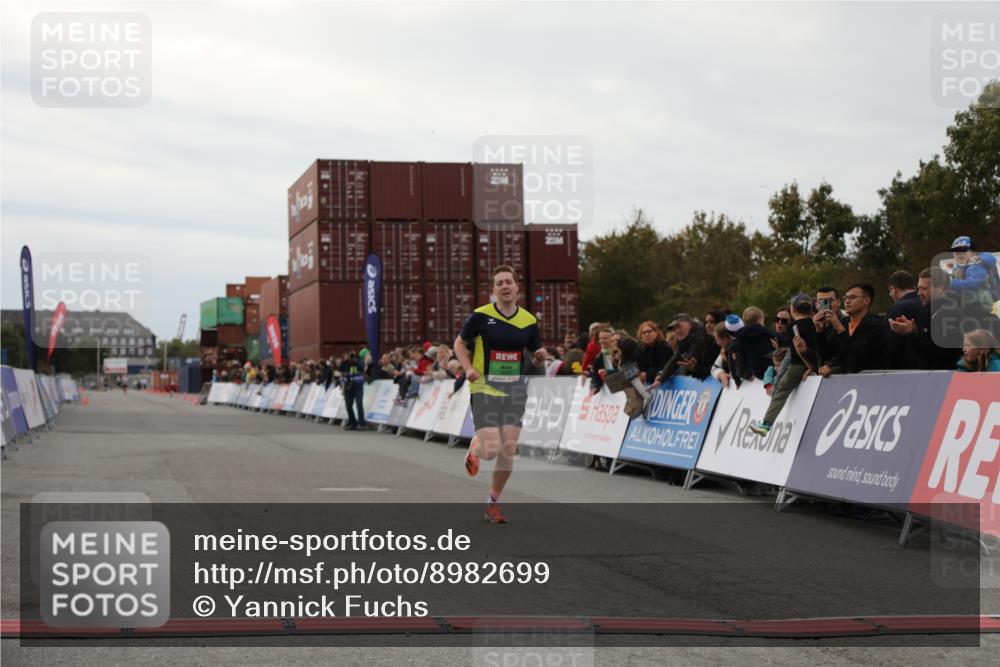 03.10.2025 - Köhlbrandbrückenlauf Yannick Fuchs http://msf.ph/oto/8982699 03.10.2025 15:49:08 Ziel 7011, 9662 meine-sportfotos.de