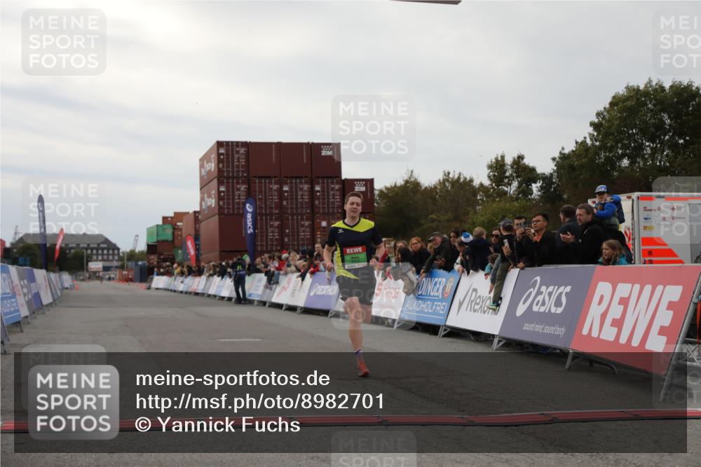 03.10.2025 - Köhlbrandbrückenlauf Yannick Fuchs http://msf.ph/oto/8982701 03.10.2025 15:49:08 Ziel 7011, 9662 meine-sportfotos.de