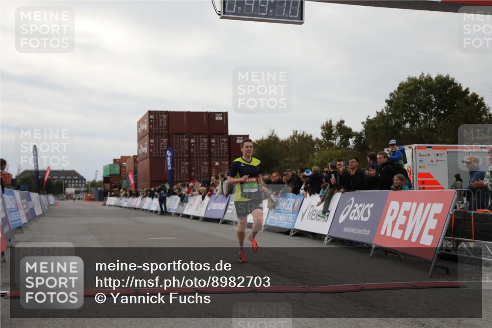03.10.2025 - Köhlbrandbrückenlauf Yannick Fuchs http://msf.ph/oto/8982703 03.10.2025 15:49:08 Ziel 7011, 9662 meine-sportfotos.de