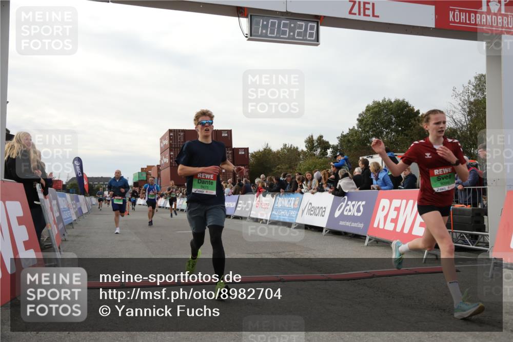03.10.2025 - Köhlbrandbrückenlauf Yannick Fuchs http://msf.ph/oto/8982704 03.10.2025 16:05:26 Ziel 7241, 7473, 7643, 8099, 8199, 9127, 9299, 9475, 9499, 9669 meine-sportfotos.de