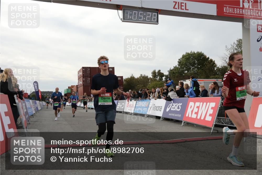 03.10.2025 - Köhlbrandbrückenlauf Yannick Fuchs http://msf.ph/oto/8982706 03.10.2025 16:05:26 Ziel 7241, 7473, 7643, 8099, 8199, 9127, 9299, 9475, 9499, 9669 meine-sportfotos.de