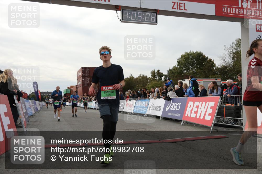 03.10.2025 - Köhlbrandbrückenlauf Yannick Fuchs http://msf.ph/oto/8982708 03.10.2025 16:05:26 Ziel 7241, 7473, 7643, 8099, 8199, 9127, 9299, 9475, 9499, 9669 meine-sportfotos.de