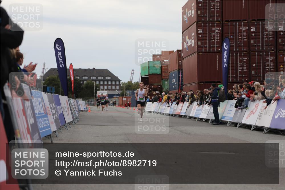 03.10.2025 - Köhlbrandbrückenlauf Yannick Fuchs http://msf.ph/oto/8982719 03.10.2025 15:49:30 Ziel 9617 meine-sportfotos.de