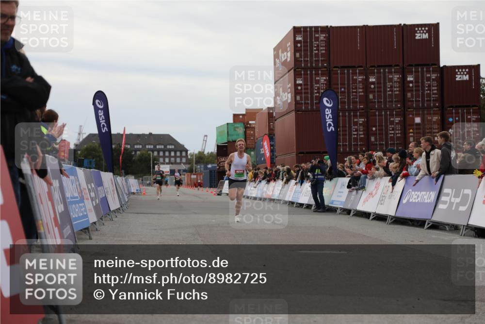 03.10.2025 - Köhlbrandbrückenlauf Yannick Fuchs http://msf.ph/oto/8982725 03.10.2025 15:49:33 Ziel 9617 meine-sportfotos.de