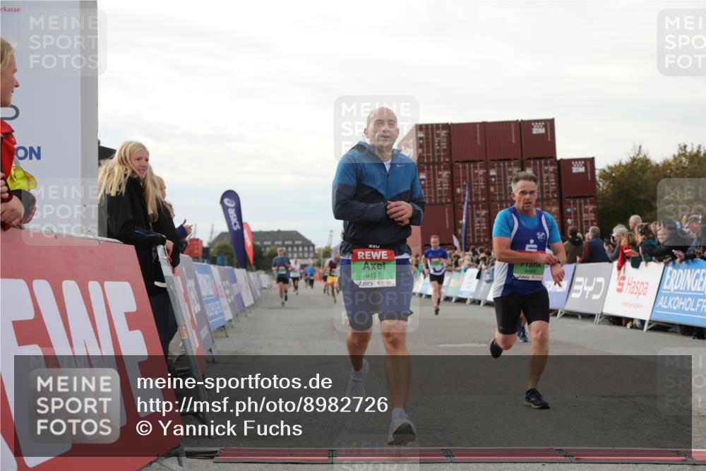03.10.2025 - Köhlbrandbrückenlauf Yannick Fuchs http://msf.ph/oto/8982726 03.10.2025 16:05:29 Ziel 7241, 7394, 7546, 8099, 8199, 9127, 9299, 9317, 9475, 9499, 9669 meine-sportfotos.de