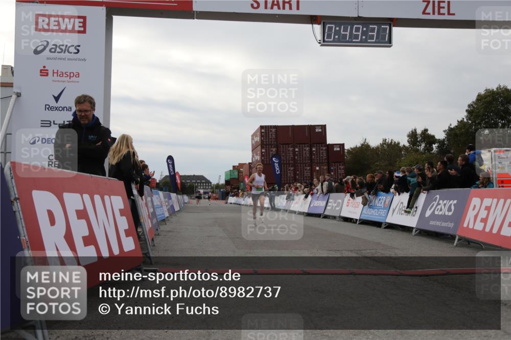 03.10.2025 - Köhlbrandbrückenlauf Yannick Fuchs http://msf.ph/oto/8982737 03.10.2025 15:49:35 Ziel 9617 meine-sportfotos.de