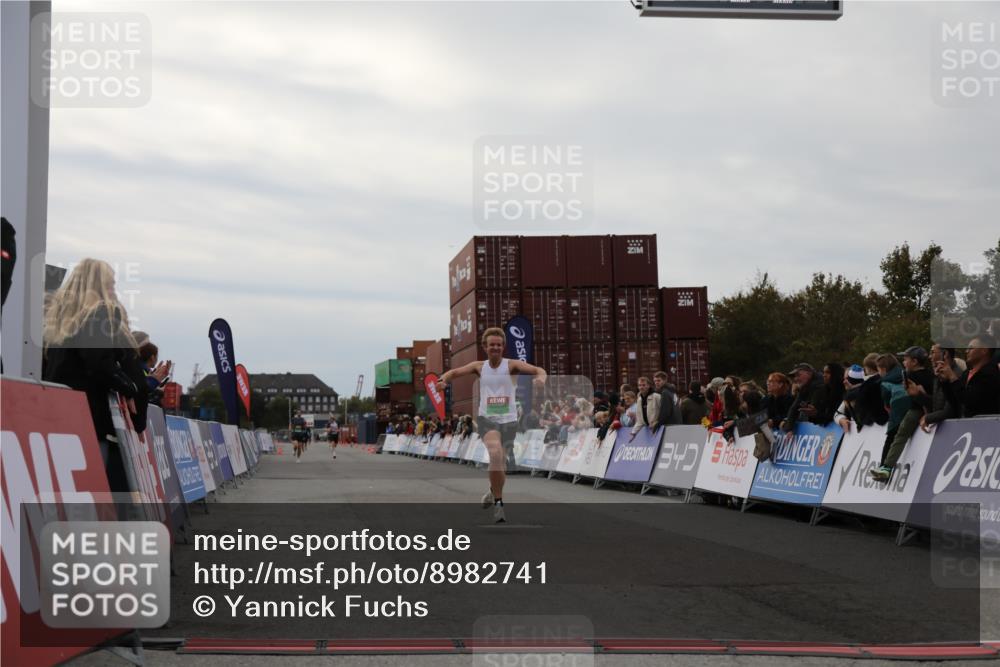 03.10.2025 - Köhlbrandbrückenlauf Yannick Fuchs http://msf.ph/oto/8982741 03.10.2025 15:49:35 Ziel 9617 meine-sportfotos.de