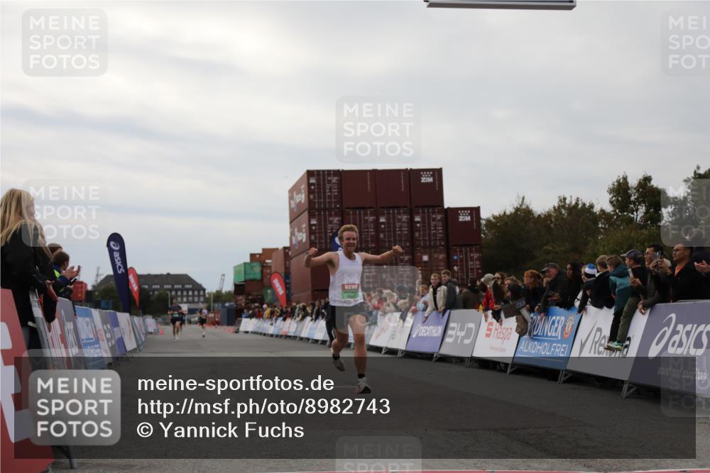 03.10.2025 - Köhlbrandbrückenlauf Yannick Fuchs http://msf.ph/oto/8982743 03.10.2025 15:49:36 Ziel 7021, 9617 meine-sportfotos.de