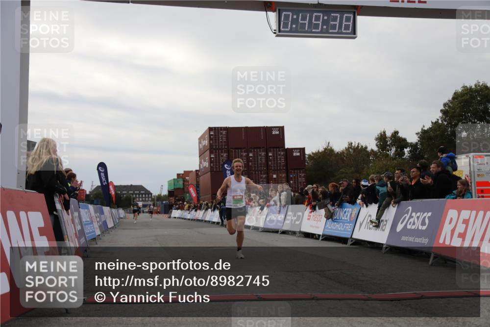 03.10.2025 - Köhlbrandbrückenlauf Yannick Fuchs http://msf.ph/oto/8982745 03.10.2025 15:49:36 Ziel 7021, 9617 meine-sportfotos.de