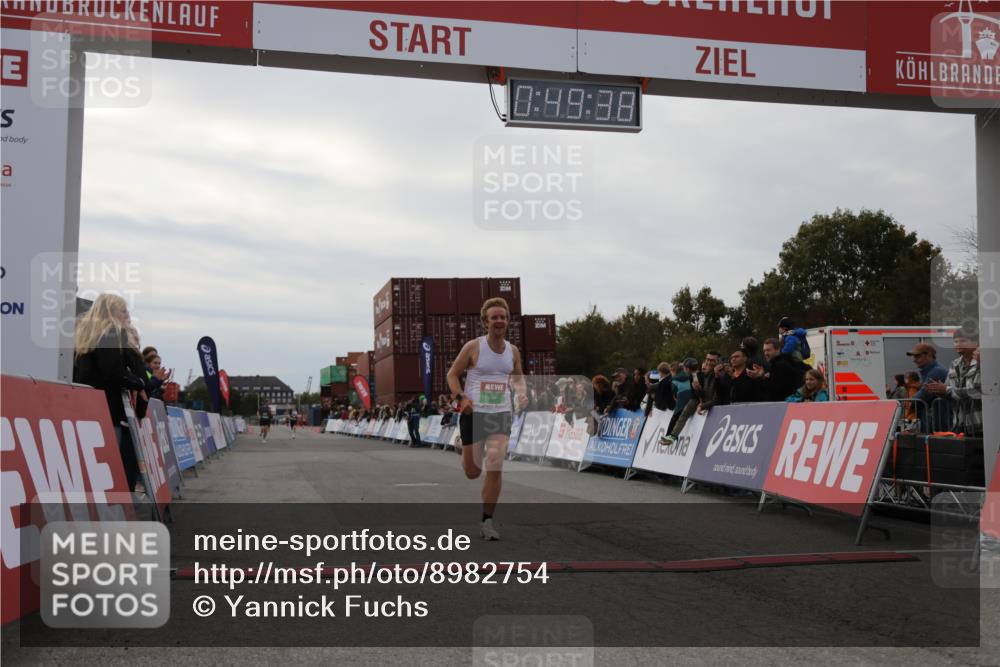 03.10.2025 - Köhlbrandbrückenlauf Yannick Fuchs http://msf.ph/oto/8982754 03.10.2025 15:49:37 Ziel 7021, 9617 meine-sportfotos.de