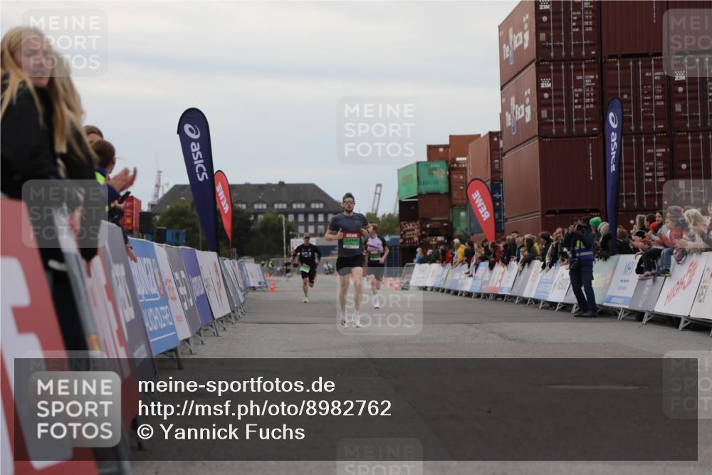 03.10.2025 - Köhlbrandbrückenlauf Yannick Fuchs http://msf.ph/oto/8982762 03.10.2025 15:49:40 Ziel 7021, 9041, 9549, 9617 meine-sportfotos.de