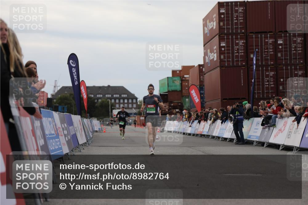 03.10.2025 - Köhlbrandbrückenlauf Yannick Fuchs http://msf.ph/oto/8982764 03.10.2025 15:49:41 Ziel 7021, 9041, 9549 meine-sportfotos.de
